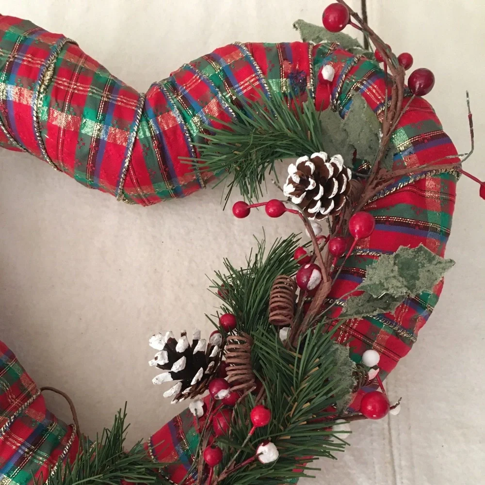 Christmas 🤶 🎅🏻 Heart Wreath Pine Cones Berries Needs a Touch Up